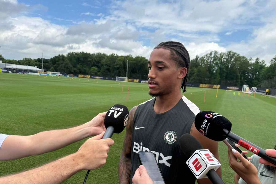 Joao Pedro face à la presse.