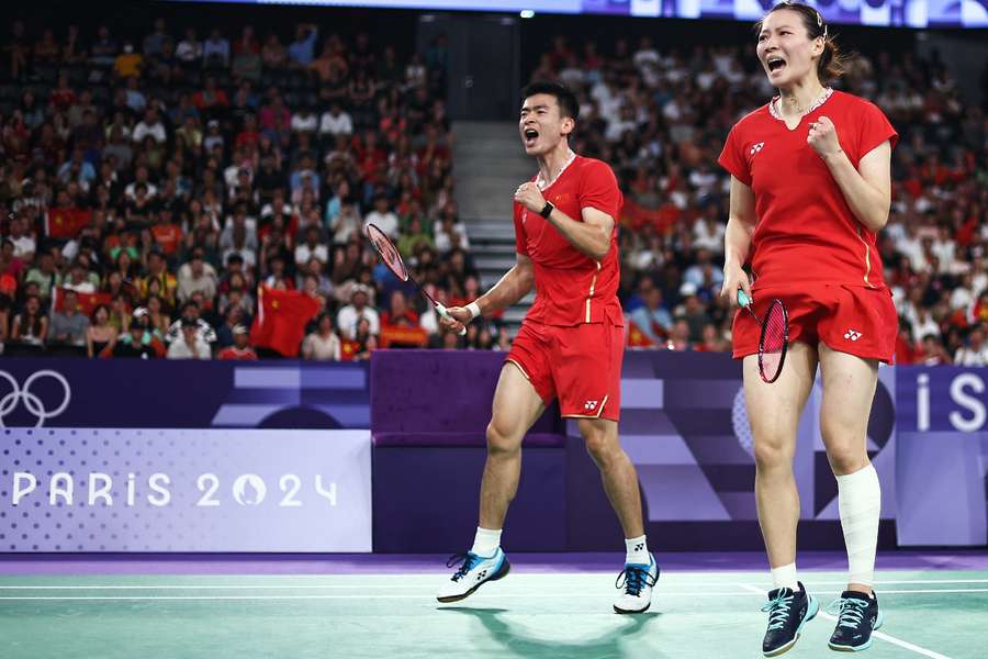 Zheng Siwei and Huang Yaqiong celebrate gold medal