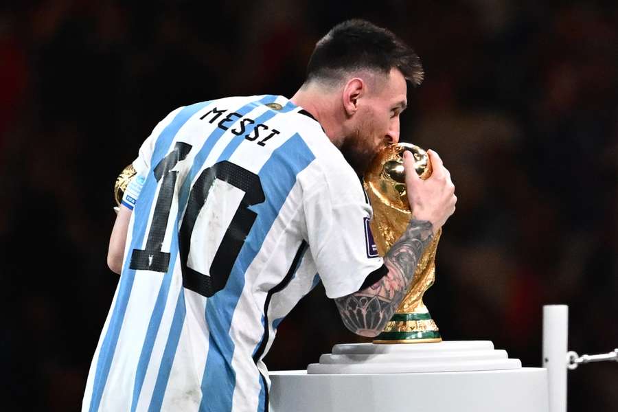I sin landskamp nummer 172 fik Lionel Messi endelig VM-trofæet i hus. I sin landskamp nummer 172 fik Lionel Messi endelig VM-trofæet i hus.