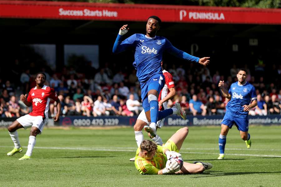 Chermiti em ação contra o Salford City