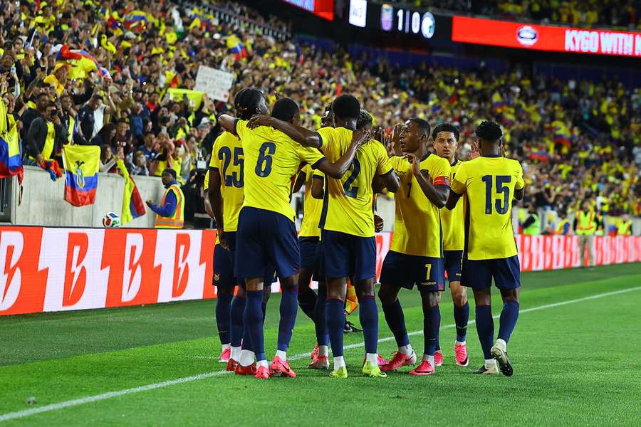 Jogadores da seleção equatoriana comemoram com a torcida em Harrison