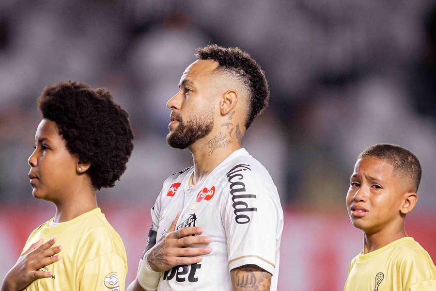 Neymar ao lado de criança emocionada na hora do hino em jogo da Sul-Americana