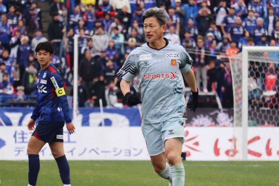 Kazuyoshi Miura bisa aos 59 anos e entra para a história do futebol japonês