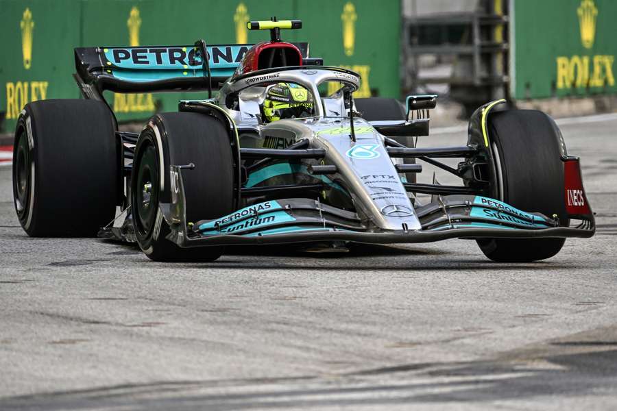 Hamilton edges out Verstappen in first Singapore practice