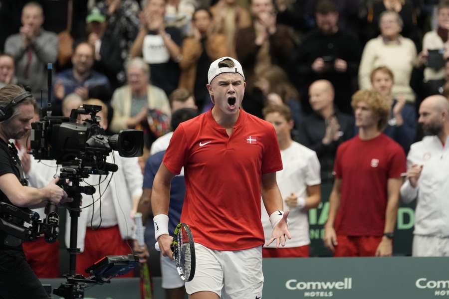 Holger Rune overvinder tidligt chok og sikrer dansk Davis Cup-oprykning