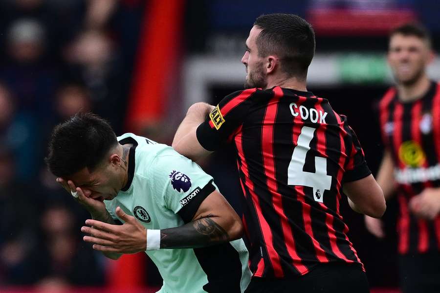 Enzo Fernandez en Lewis Cook in duel tijdens Bournemouth-Chelsea