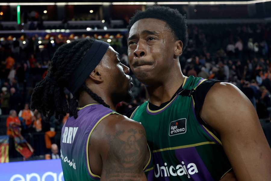 Charles Audige, consolado por su compañero Kendrick Perry