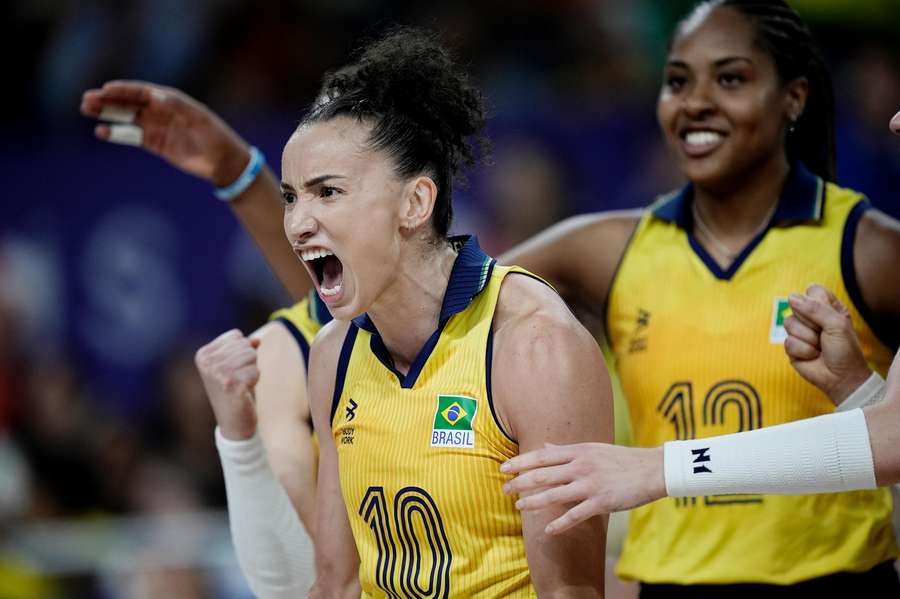 Seleção feminina de vôlei segue 100% em Paris