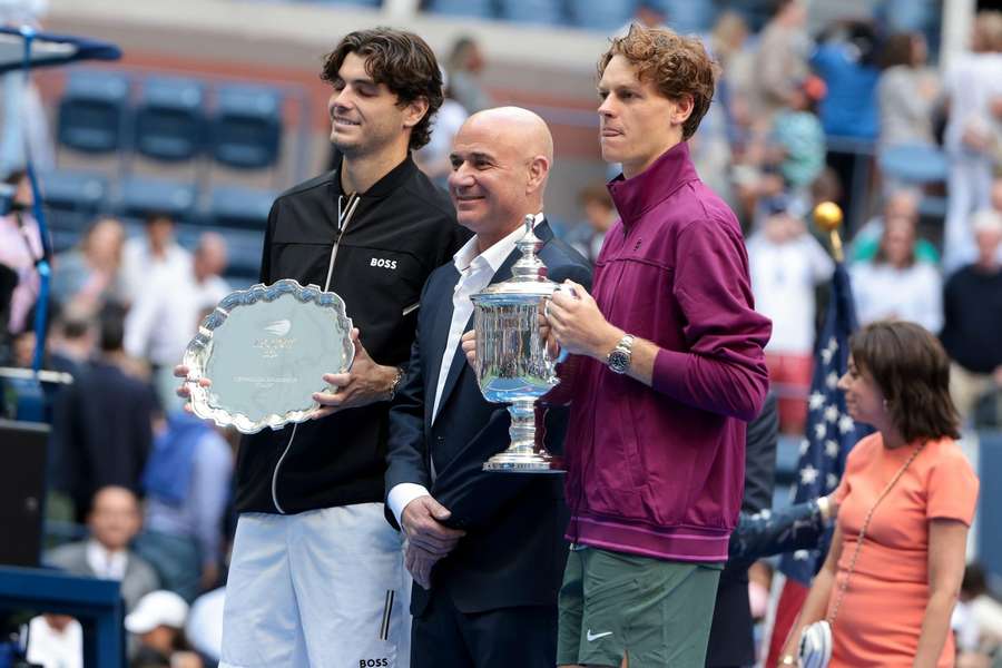 Os finalistas do ano passado, Jannik Sinner e Taylor Fritz, e a lenda da casa, Andre Agassi Os finalistas do ano passado, Jannik Sinner e Taylor Fritz, e a lenda da casa, Andre Agassi
