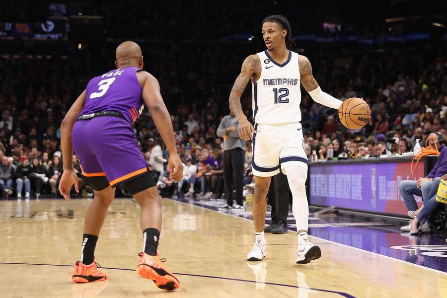 Duell der Generationen: Memphis' 23-jähriger Point Guard Ja Morant hier im Duell mit Suns-Veteran Chris Paul.