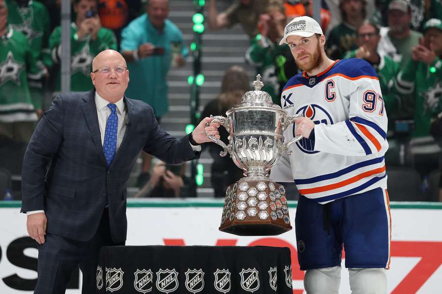 Connor McDavid s trofejí pro vítěze Západní konference.