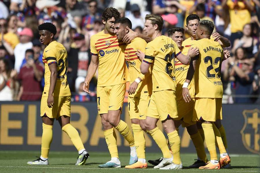 Ferran Torres é celebrado por companheiros após gol