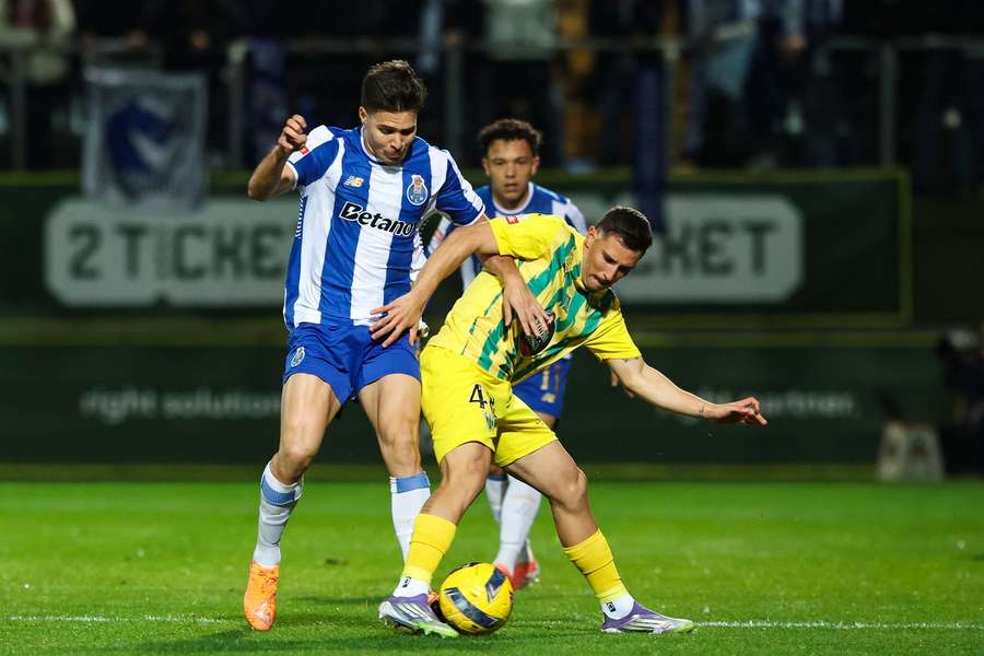 Tiago Manso perante Francisco Moura no Tondela-FC Porto Tiago Manso perante Francisco Moura no Tondela-FC Porto