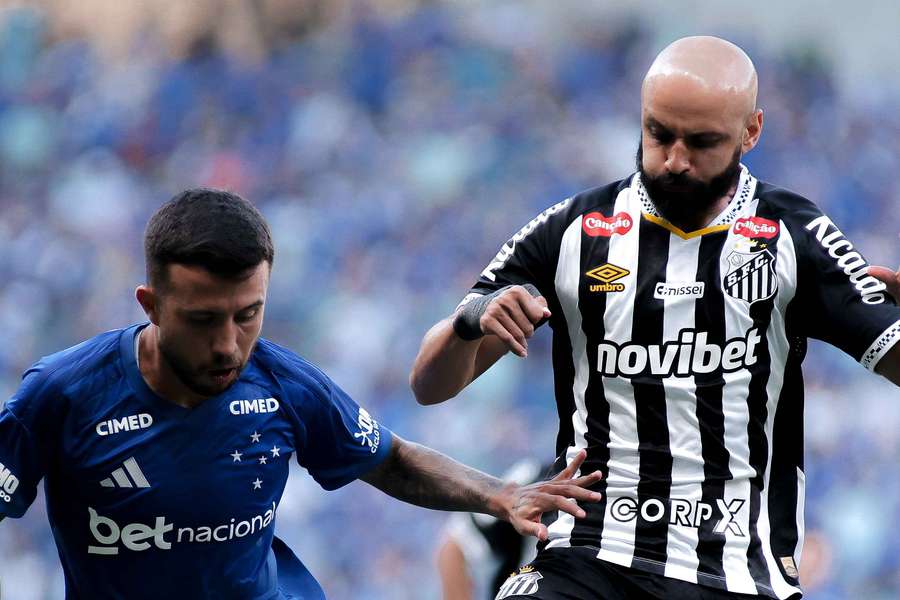 Cruzeiro e Santos empataram em 0 a 0 no primeiro turno, no Mineirão Cruzeiro e Santos empataram em 0 a 0 no primeiro turno, no Mineirão