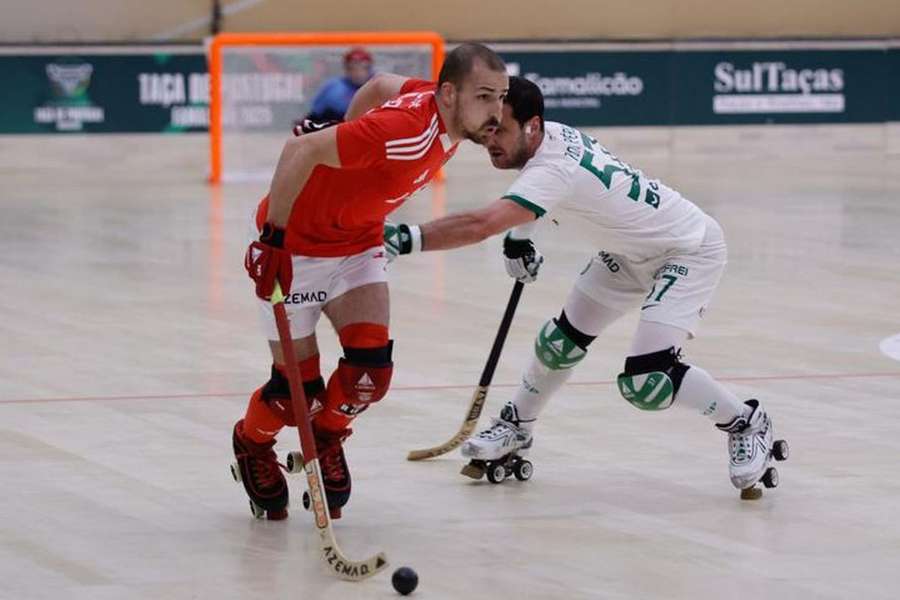 Nil Roca (Benfica) perante Toni Pérez (Sporting)