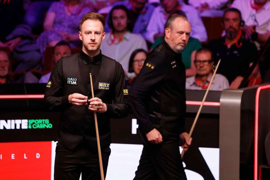 Judd Trump (l.) und Mark Williams (r.) liefern sich ein enges Rennen.