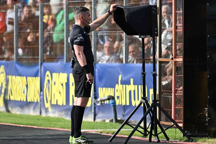 Centralul român Istvan Kovacs revede imaginile din timpul unei faze în camera VAR