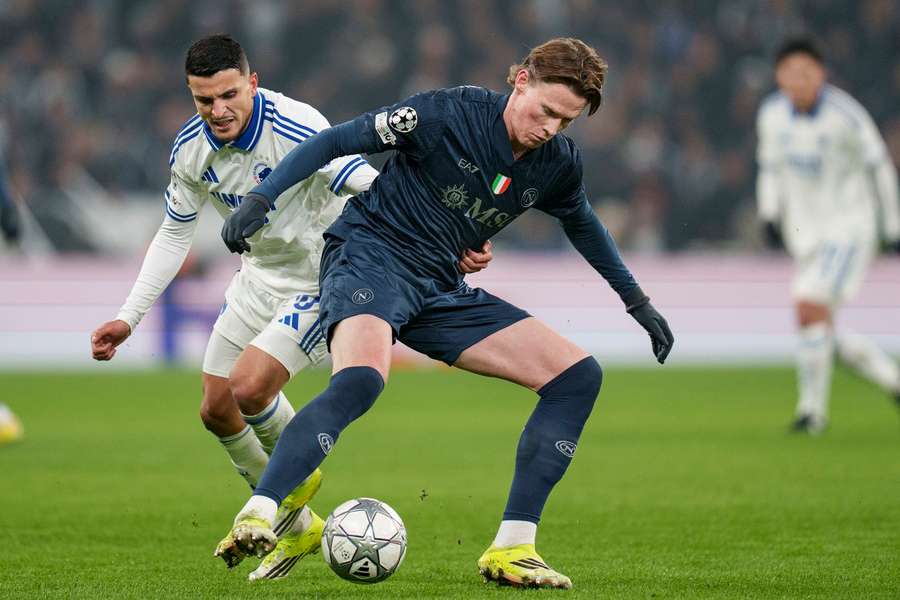 Napoli's Scott McTominay and FC Copenhagen's Mohamed Elyounoussi battle for the ball