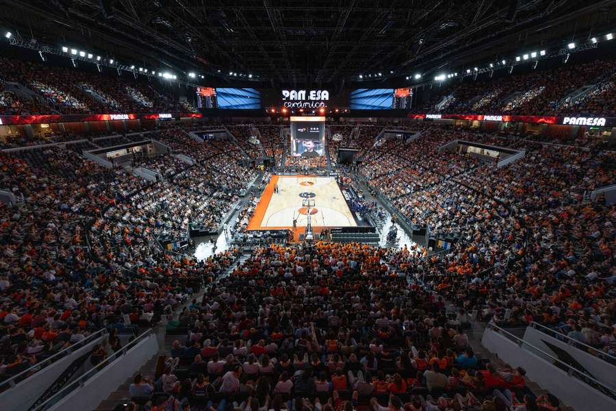 El Roig Arena, lleno ante el Barça, estará vacío frente al Hapoel Tel Aviv
