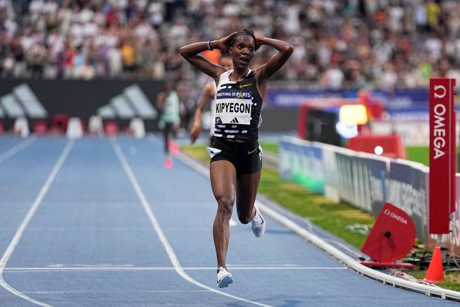 Faith Kipyegon reage depois de cruzar a meta e bater o novo recorde mundial dos 5000 metros