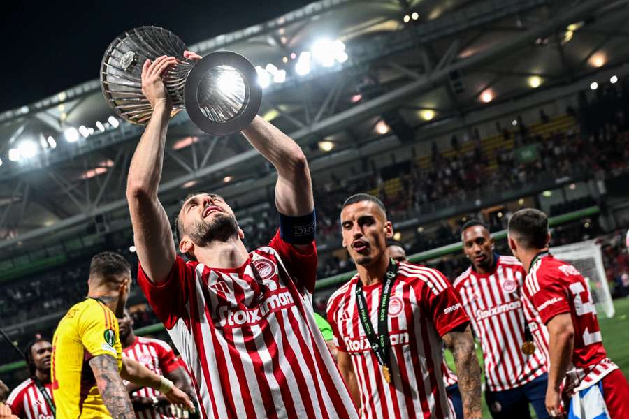 Konstantinos Fortounis houdt de cup omhoog