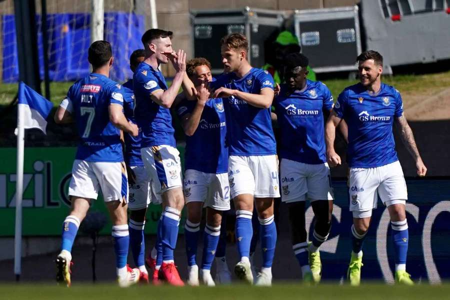 Jogadores do St Johnstone comemoram vitória surpreendente