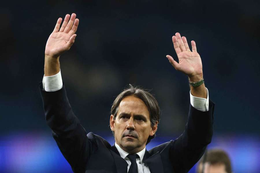 Simone Inzaghi saluta i tifosi nerazzurri presenti all'Etihad Stadium