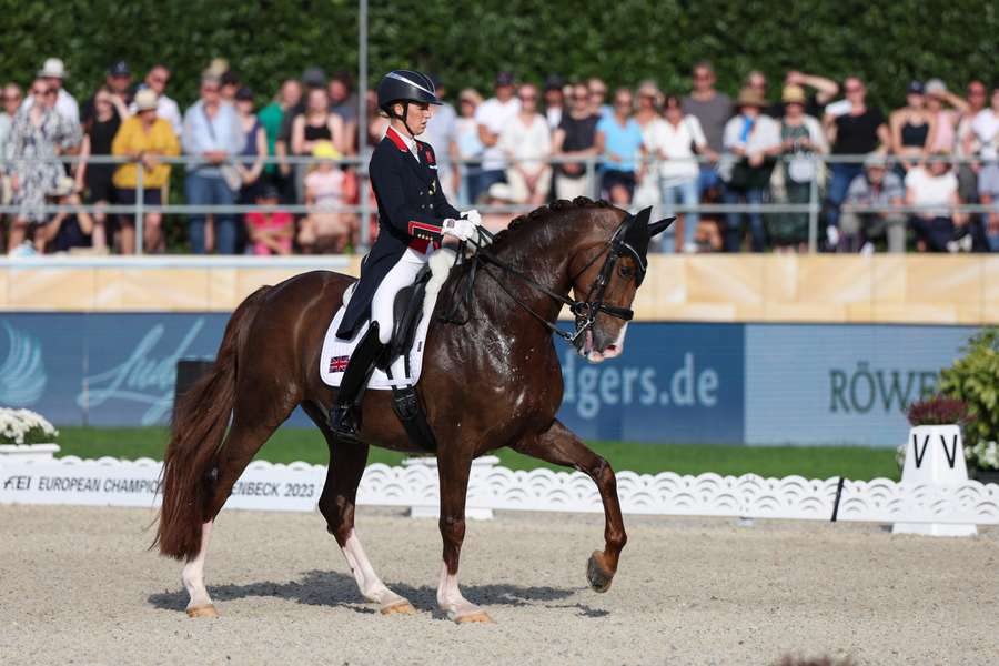 La amazona británica Charlotte Dujardin monta a su caballo Imhotep