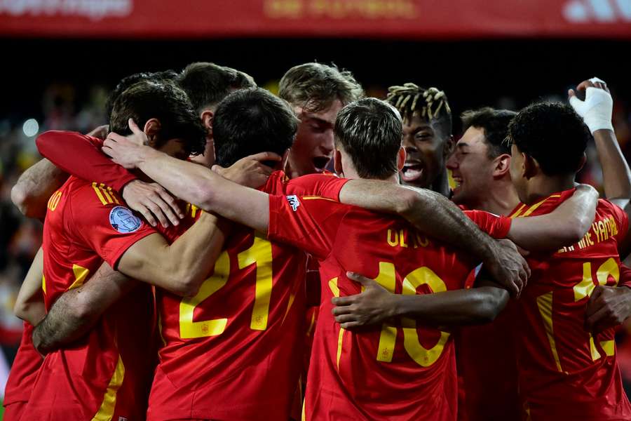Jugadores de España celebran uno de los goles.