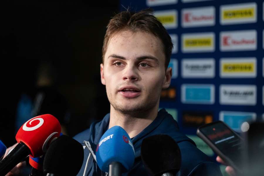 Alex Čiernik v rozhovore s novinármi.