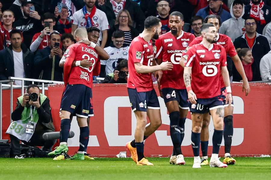 Hráči Lille oslavují gól Jonathana Davida na 1:0.