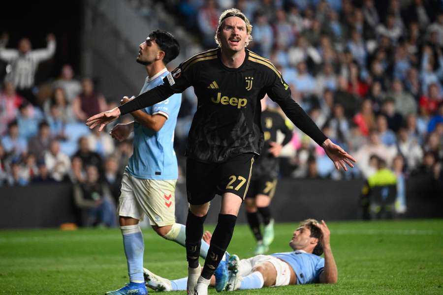 Woltemade esulta dopo il gol