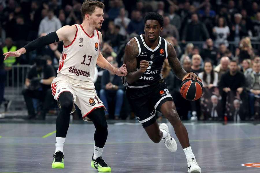 Andreas Obst (l.) im Zweikampf mit Partizans Shake Milton Andreas Obst (l.) im Zweikampf mit Partizans Shake Milton