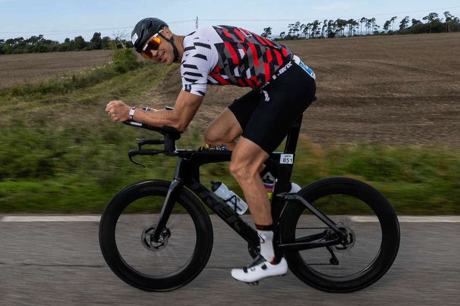 Chára počas cyklistického úseku - 180 kilometrov zvládol za 5:12:03 h.