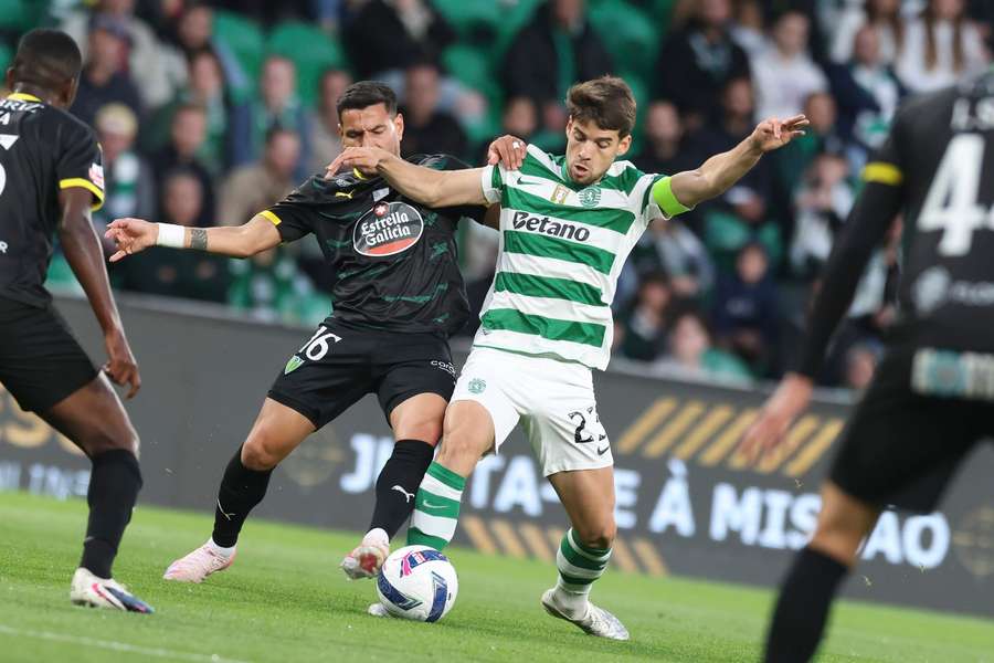 Daniel Bragança em ação diante do Tondela
