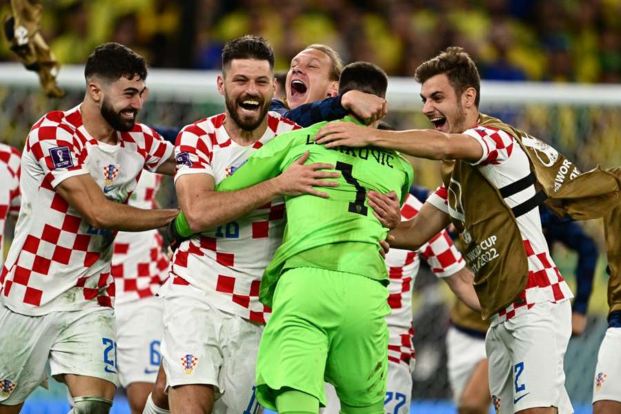 Dominik Livaković viert de overwinning op Brazilië met zijn ploeggenoten