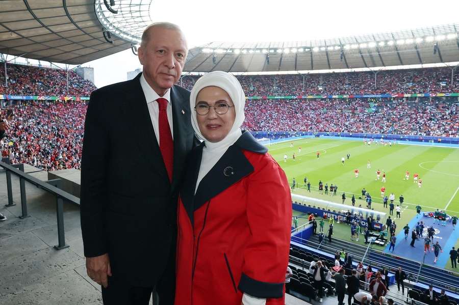 De Turkse president Recep Tayyip Erdogan en zijn vrouw Emine voorafgaand Nederland-Turkije.