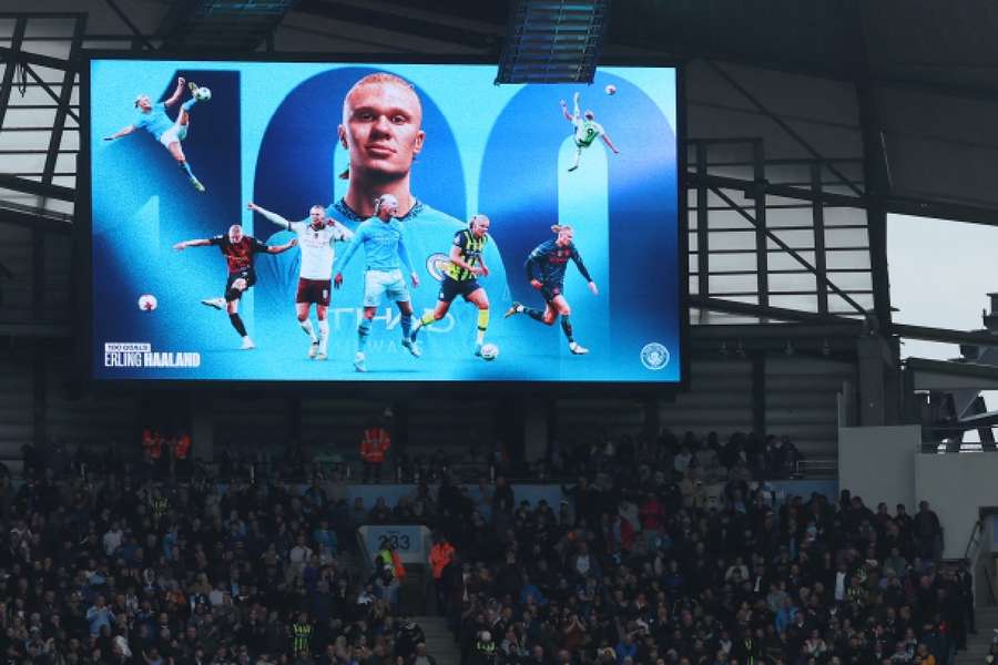 Telão do Etihad celebra feito de Haaland com a camisa do City