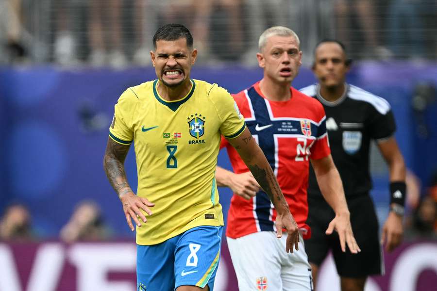 Pênalti perdido por Bruno Guimarães mudou a história da partida Pênalti perdido por Bruno Guimarães mudou a história da partida