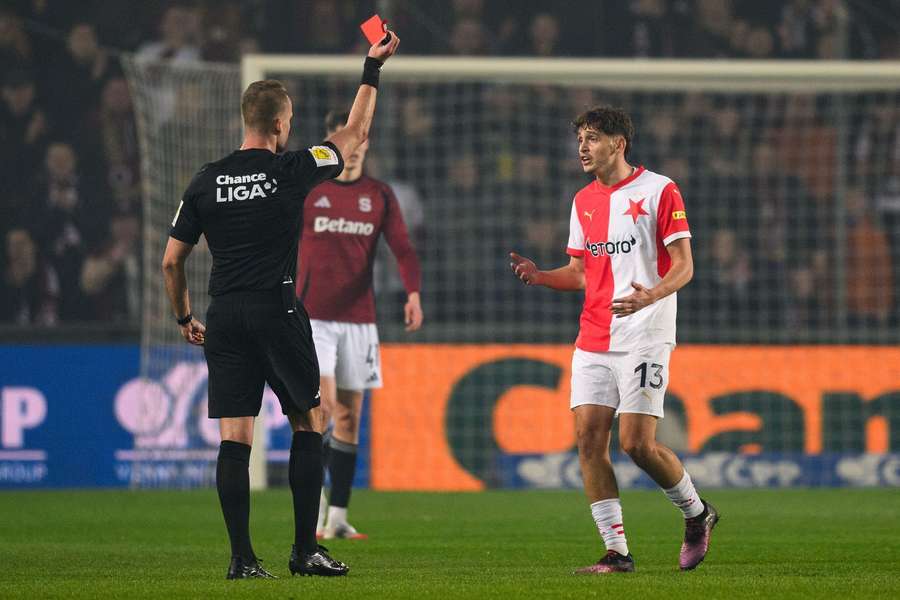Sudí Karel Roušek moc červených karet nedává, jednu od něj v derby S dostal Mojmír Chytil.