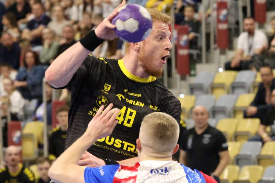 Zawodnik Corotop Gwardii Opole Piotr Jędraszczyk (dół) i Tomasz Gębala (góra) z Industrii Kielce 