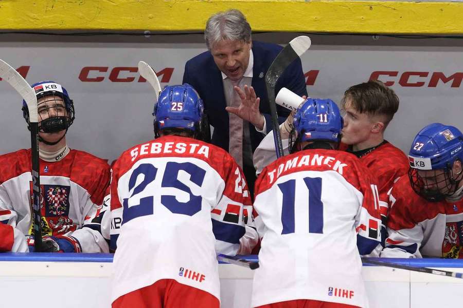 Čeští mladíci bojují o postup do semifinále MS.