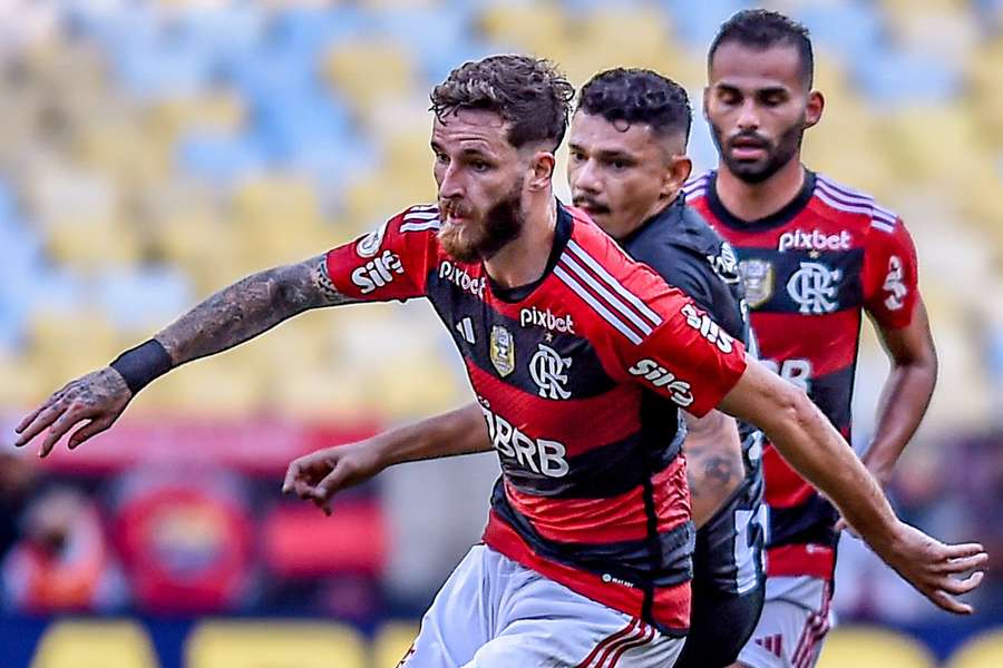 Léo Pereira admite falha do Flamengo nas bolas paradas: "Tem que ajustar"