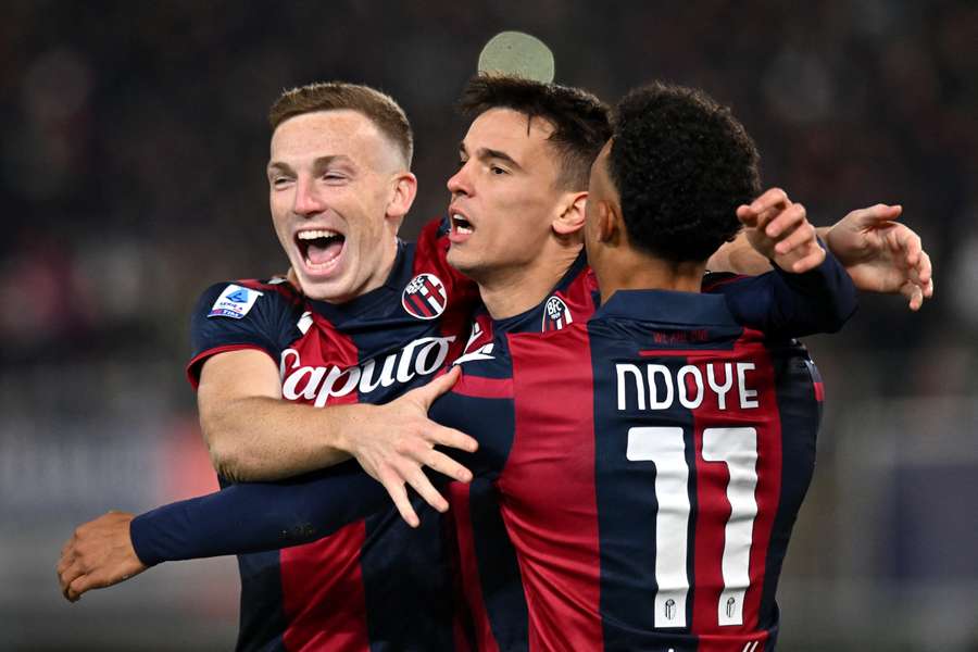 L'esultanza dei giocatori del Bologna sul gol del 2-0