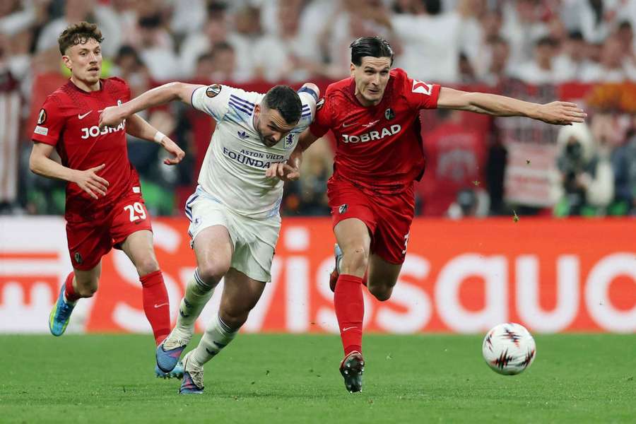 McGinn pelea con un rival