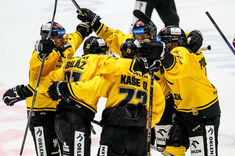 Radost hokejistů Litvínova z vítězné branky.