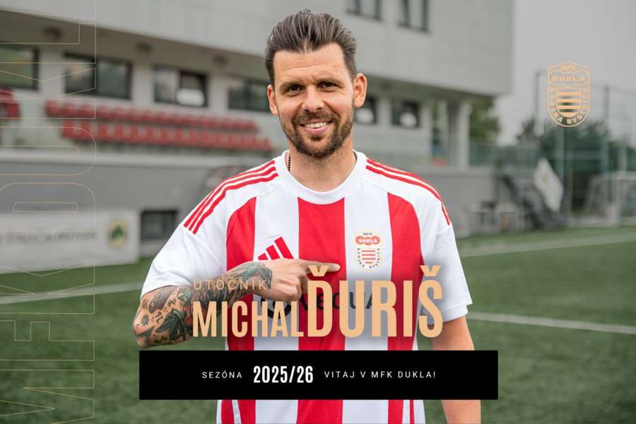 Michal Ďuriš pózuje v novom drese. Michal Ďuriš pózuje v novom drese.