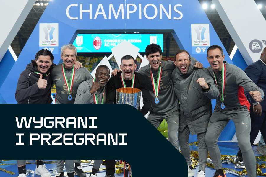 Trener AC Milan Sérgio Conceicao (w środku) z Superpucharem Włoch.
