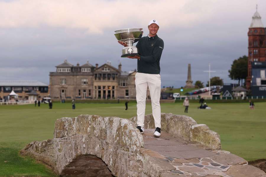 Zwycięzca zawodów Alfred Dunhill Links Championship, Polak Adrian Meronk pozuje z trofeum, 4 października 2026 r. w St Andrews w Szkocji. Zwycięzca zawodów Alfred Dunhill Links Championship, Polak Adrian Meronk pozuje z trofeum, 4 października 2026 r. w St Andrews w Szkocji.