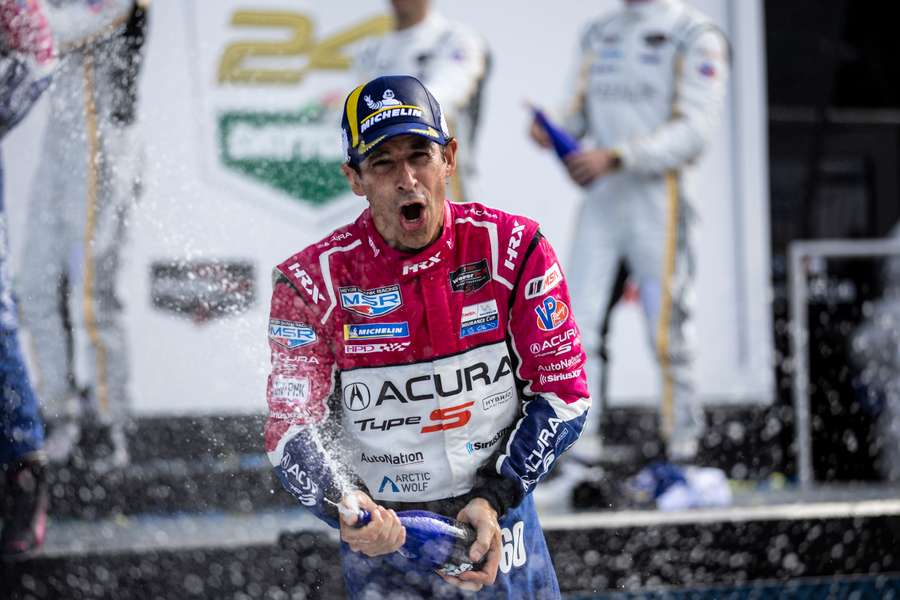 Castroneves celebra su triunfo en las 24 Horas de Daytona.